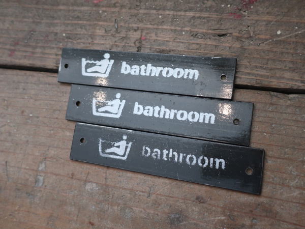 ラフなデザインがポイントになるサインプレート