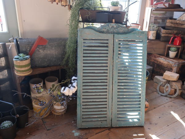 壁にも付けれるウッドウインドー