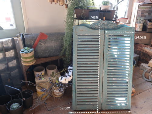 アンティーク感のあるウッドウインドー