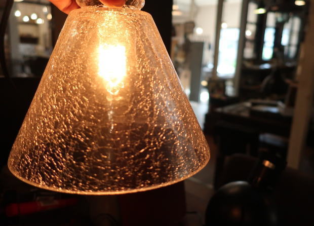 ひび割れ模様のガラスシェード