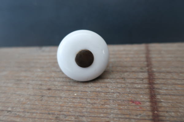 レトロ感のある陶器つまみ