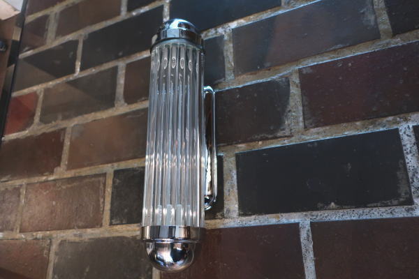 存在感ありの壁付け照明