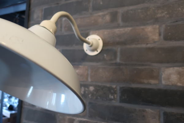 レトロ調のブラケット照明
