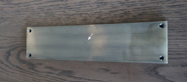 ブラス素材が魅力的なプッシュプレート