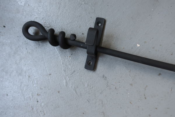 さりげなくデザインがお洒落なアイアンバー