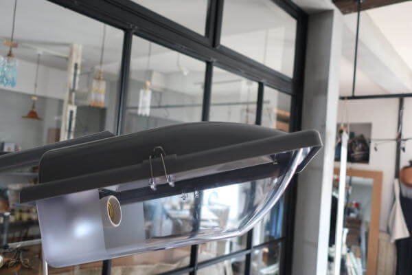 alt=存在感ありなブラケット灯具"