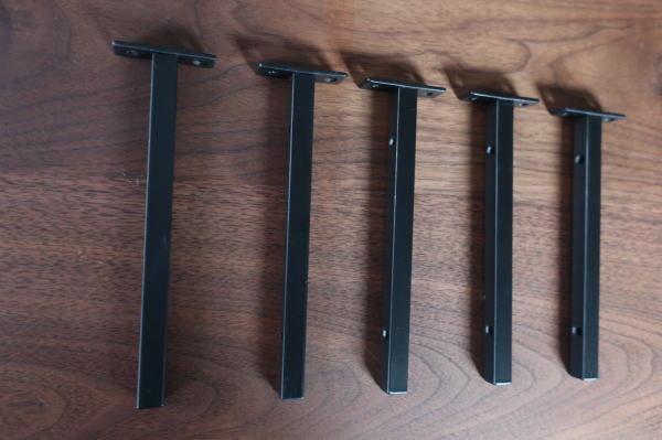 シンプルで雰囲気のありのアイアンブラケット
