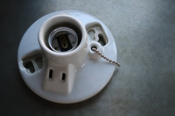 ON・OFFのチェーン付き照明