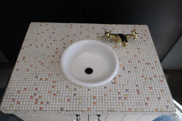 タイル天板の雰囲気ありの洗面台