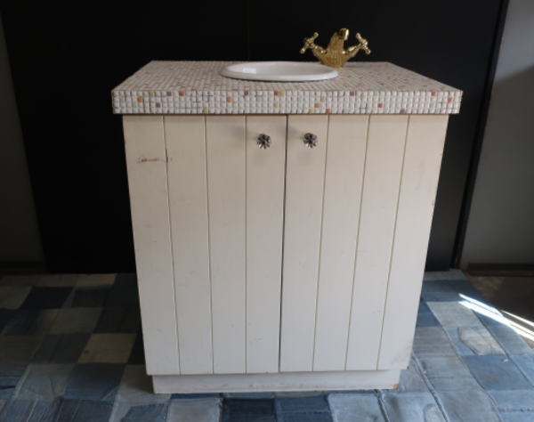 カラータイル天板がお洒落な洗面台