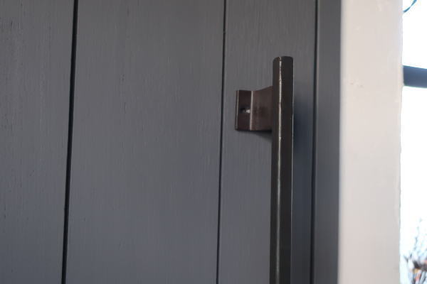 無骨なアイアンの風合いをいかしたアイアンハンドル