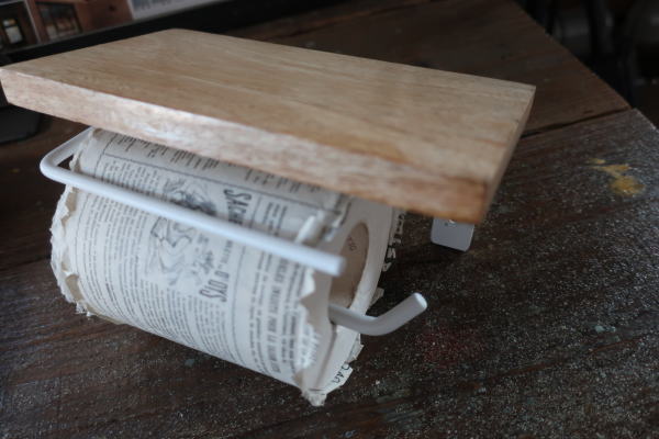 清潔感のあるホワイトとWOODのトイレットペパーホルダー