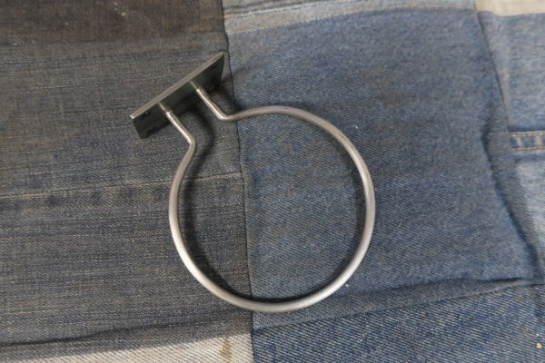 アイアン素材のシルバーカラーのドライヤーホルダー