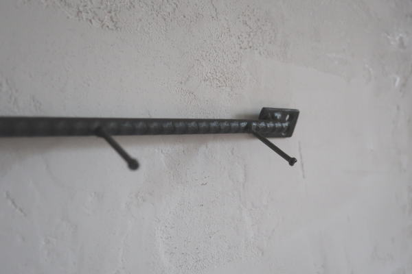 無骨なアイアンの風合いをいかした壁付けフック
