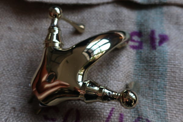 こだわりのデザインの2ハンドルの蛇口