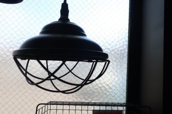 ガード付きのブラックシェードライト