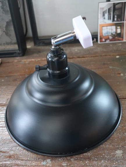 ブラックシェード付きのスポットライト