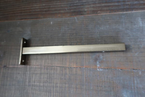 場所をとらないシンプルなデザインのアイアンブラケット