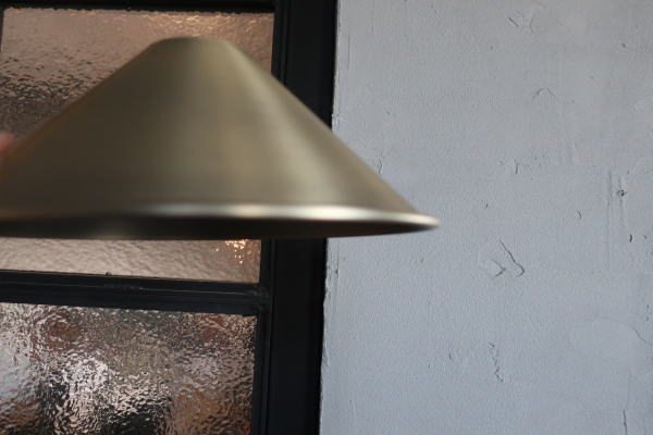 シンプルなアンティークゴールドカラーのシェード