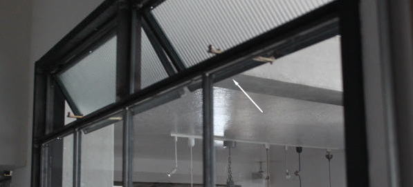 こだわりの素材の七つ目ウインドウ調整アーム