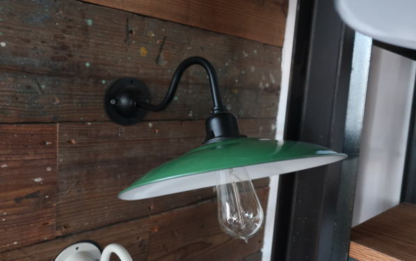 グリーンカラーのレトロ調シェード