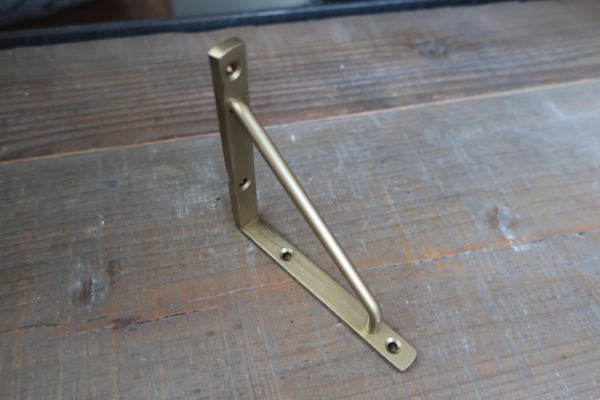 素朴で品のある素材感のブラケット