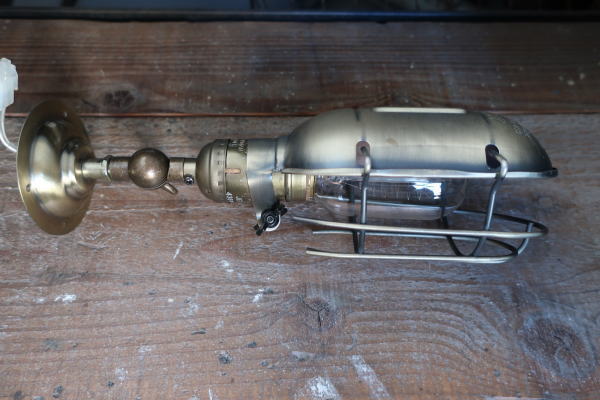 雰囲気有りのガード付きブラケットライト