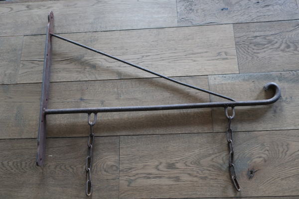 お店の顔になる看板に使ってほしいアイアンサインブラケット