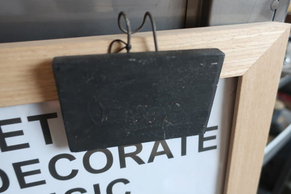 フック付きの小さな黒板プレート