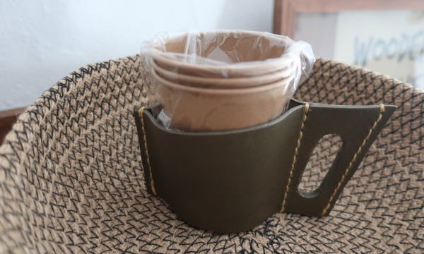 オフィスでも使ってほしいいレザーカップホルダー"