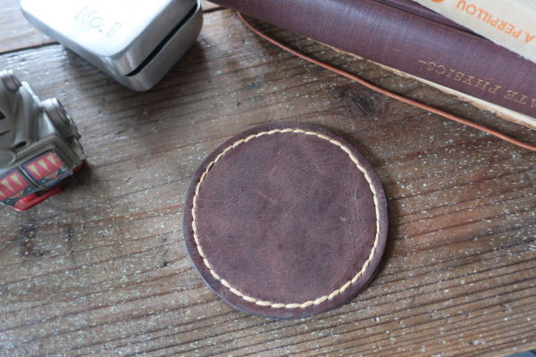 経年変化も楽しめるレザーコースター