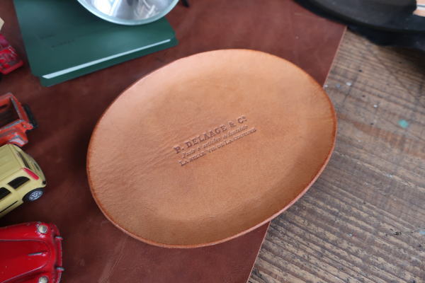 刻印がお洒落なレザーコースター