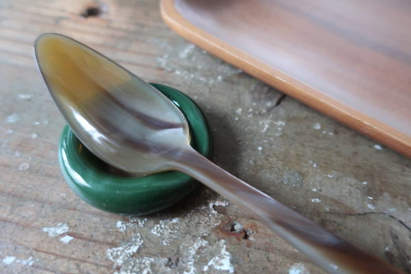 シンプルなグリーンカラーのはし置き