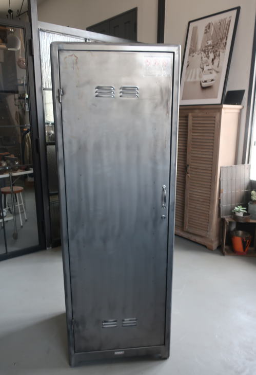 可動式の棚板で自由が利くかっこいいスチールロッカー