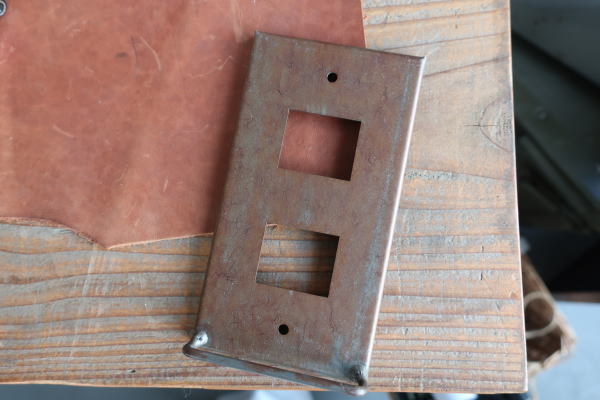 無骨なアイアンの素材感が魅力なスイッチプレート