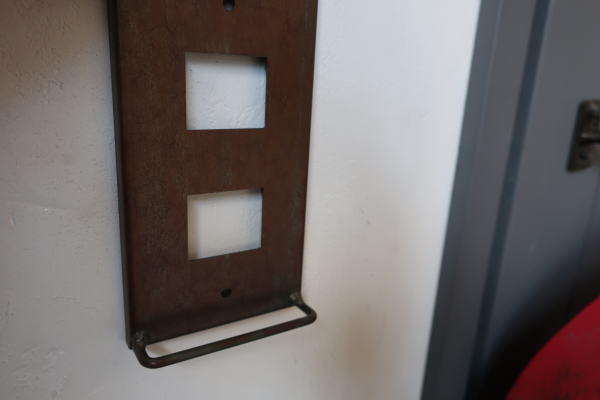 ハンキングバー付きのスイッチプレート