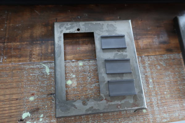 味のあるアイアンスイッチプレート