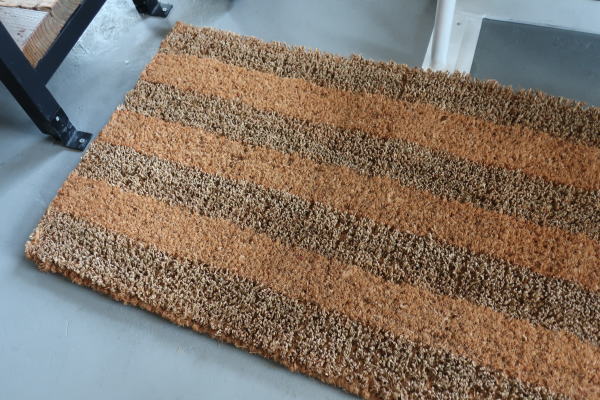 ナチュラルカラーのシマシマデザインのコイヤーマット