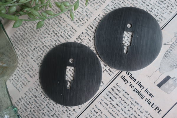 シンプルながらポイントになるサインプレート