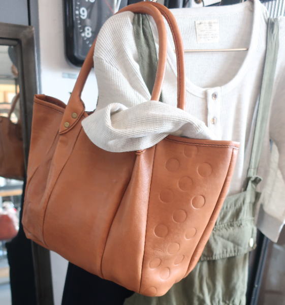 ドット柄のレザ―トートバック