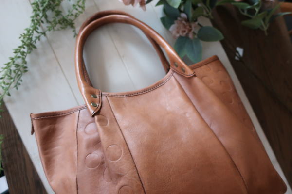収納力のあるレザ―トートバック