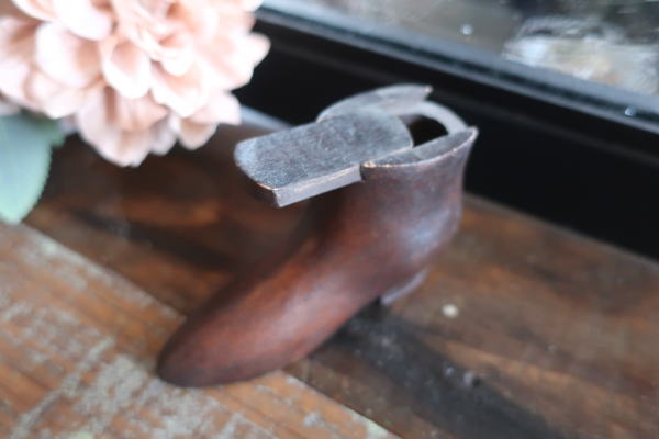 落ち着いた色合いが◎な小さな木くつ