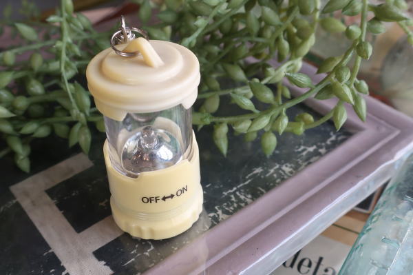 ランタンモチーフのLEDライトキーホルダー