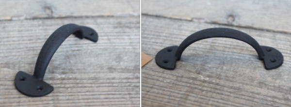 扉のアクセントになる真鍮ハンドル